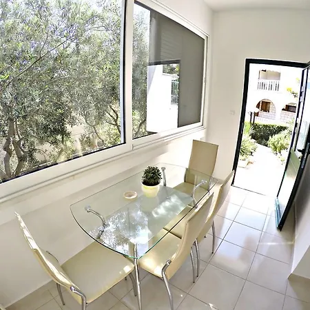 Vanja דירה אומיס